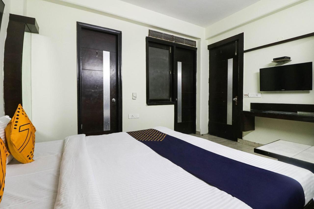 Spot On Hotel Grace Near Star Mall Гургаон Екстериор снимка