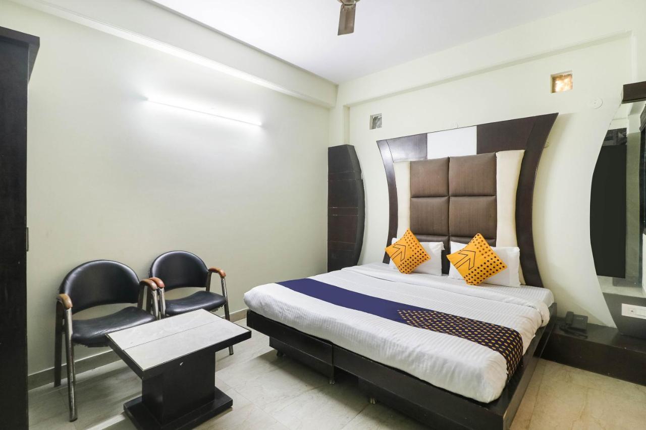 Spot On Hotel Grace Near Star Mall Гургаон Екстериор снимка