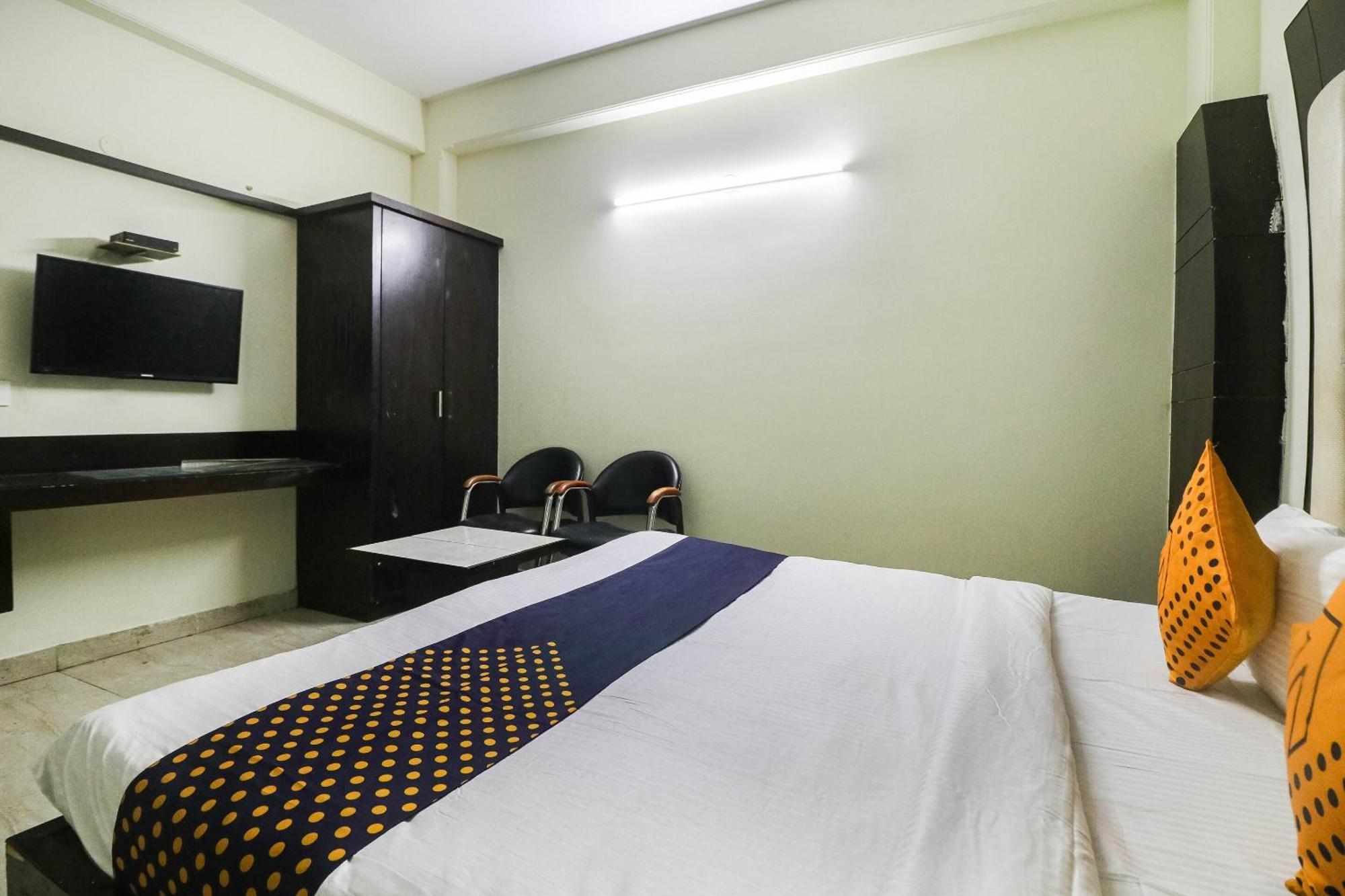 Spot On Hotel Grace Near Star Mall Гургаон Екстериор снимка