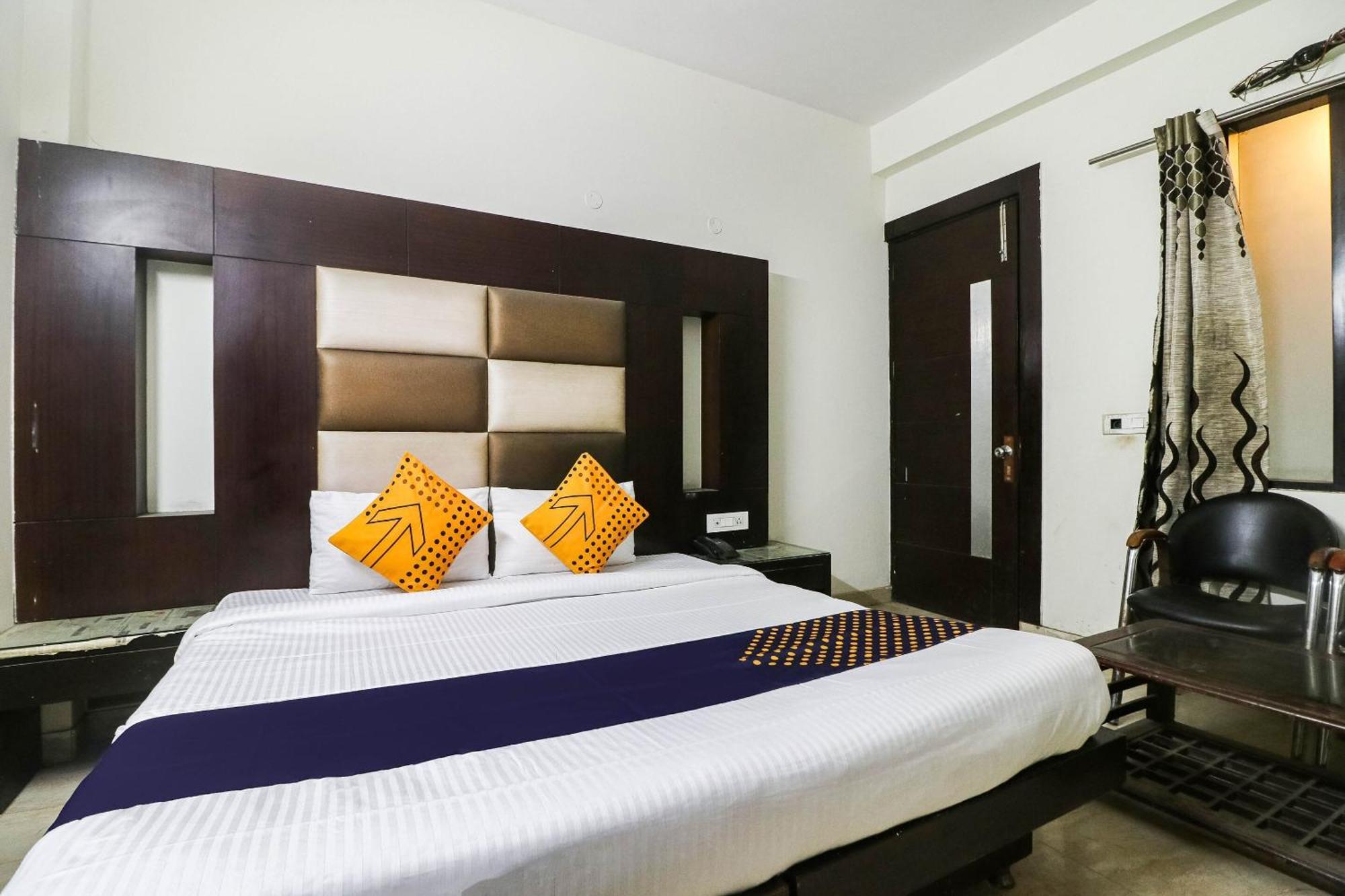 Spot On Hotel Grace Near Star Mall Гургаон Екстериор снимка