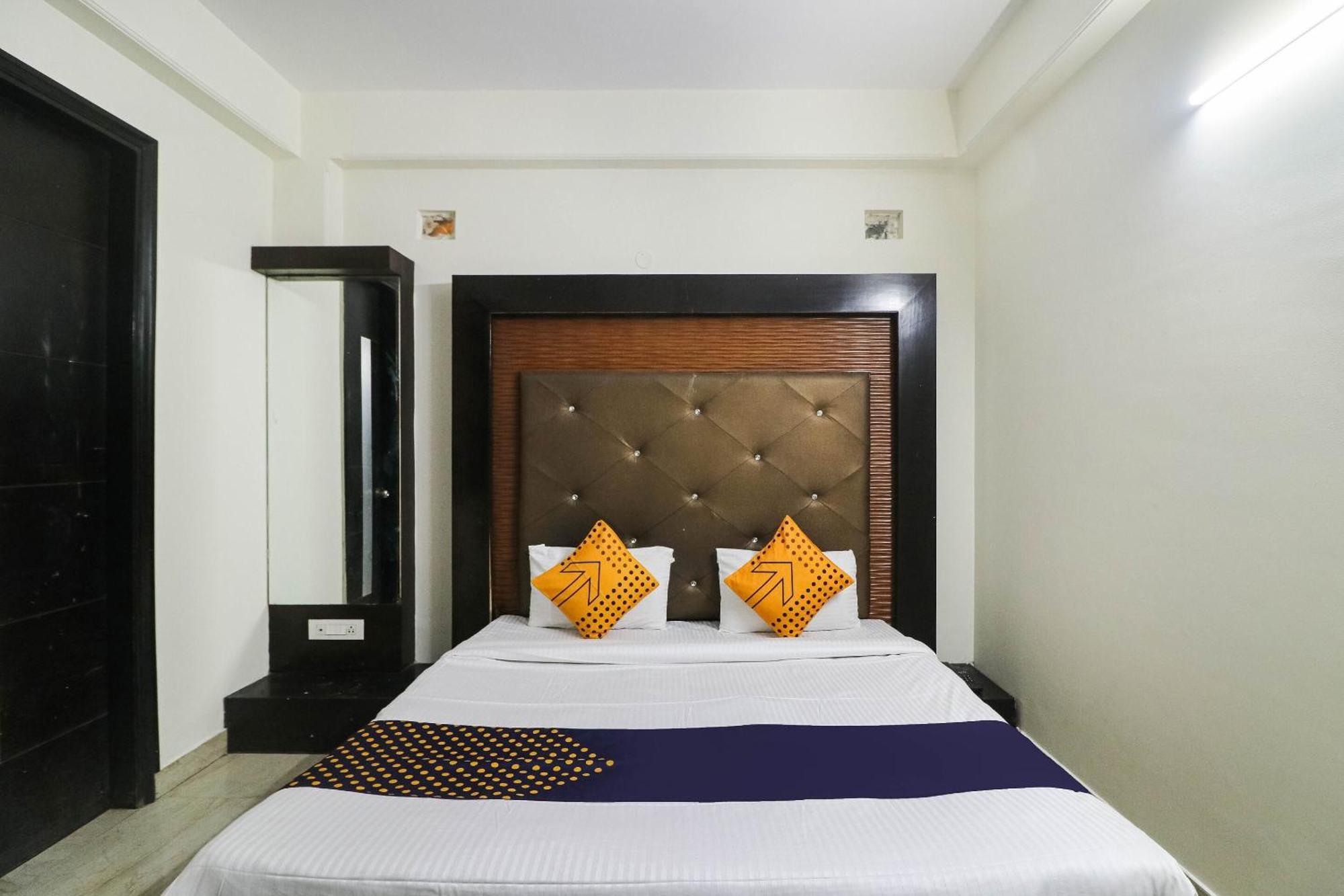 Spot On Hotel Grace Near Star Mall Гургаон Екстериор снимка