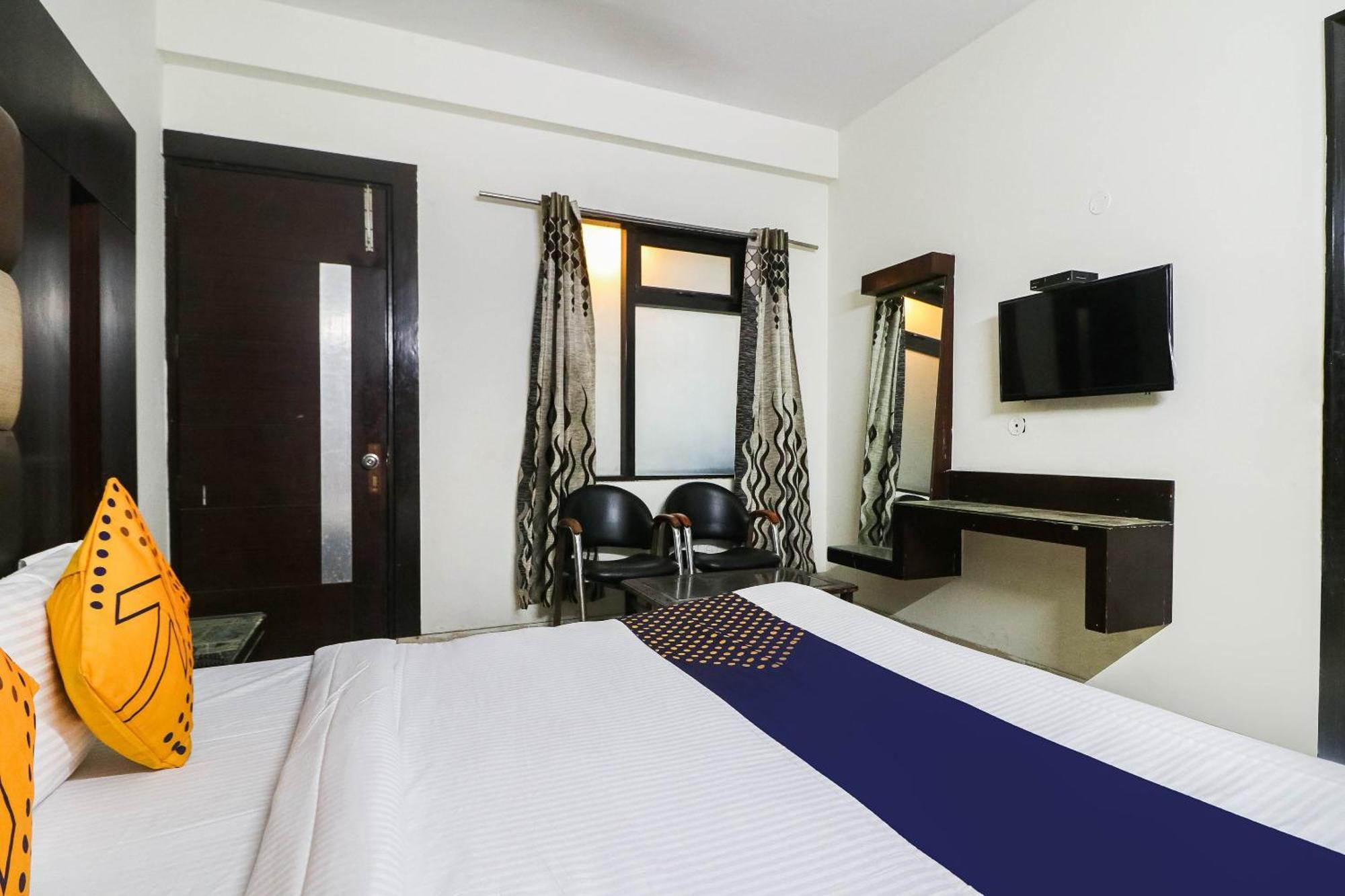 Spot On Hotel Grace Near Star Mall Гургаон Екстериор снимка