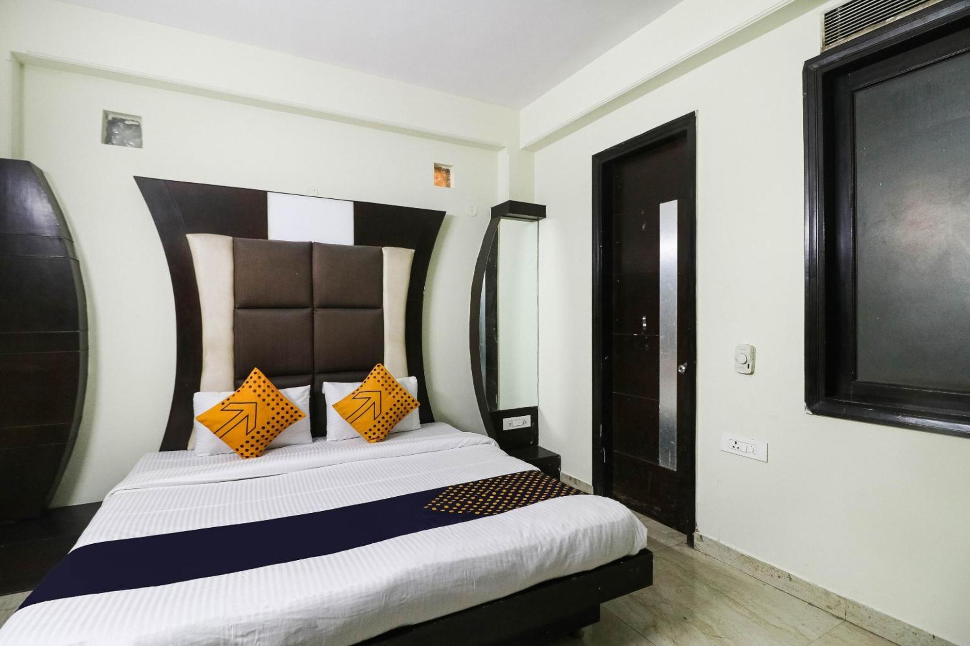 Spot On Hotel Grace Near Star Mall Гургаон Екстериор снимка