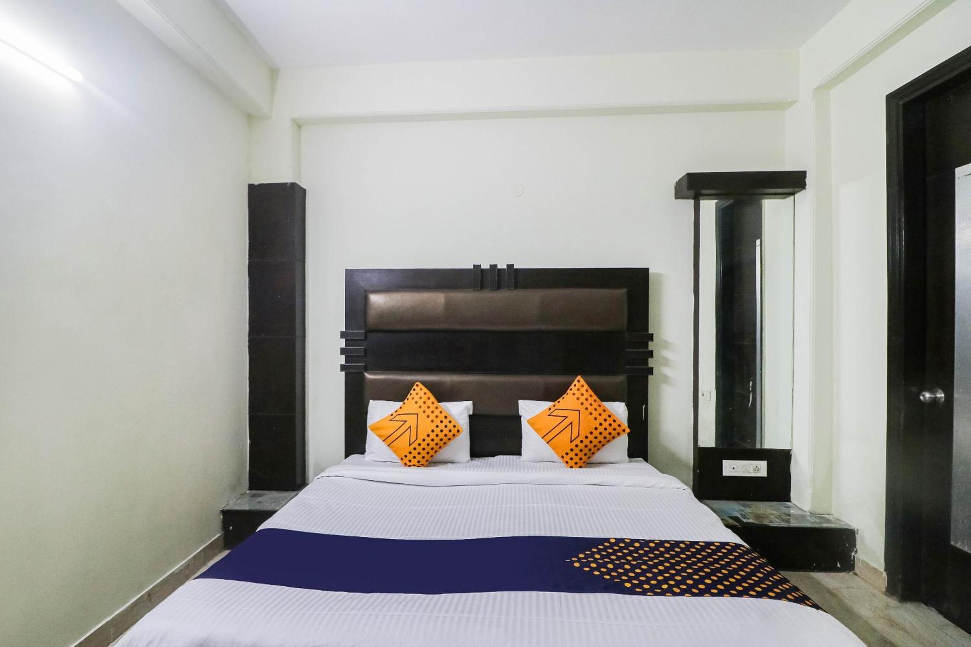 Spot On Hotel Grace Near Star Mall Гургаон Екстериор снимка