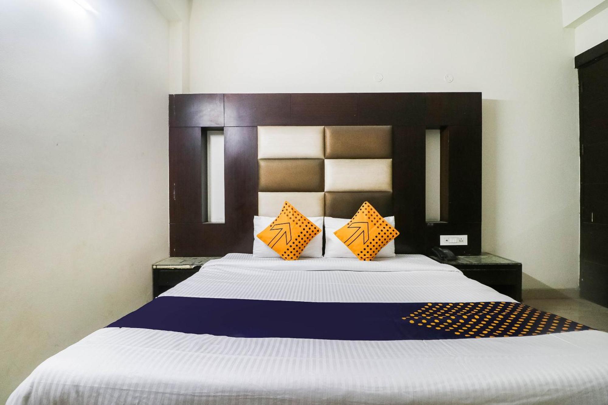 Spot On Hotel Grace Near Star Mall Гургаон Екстериор снимка