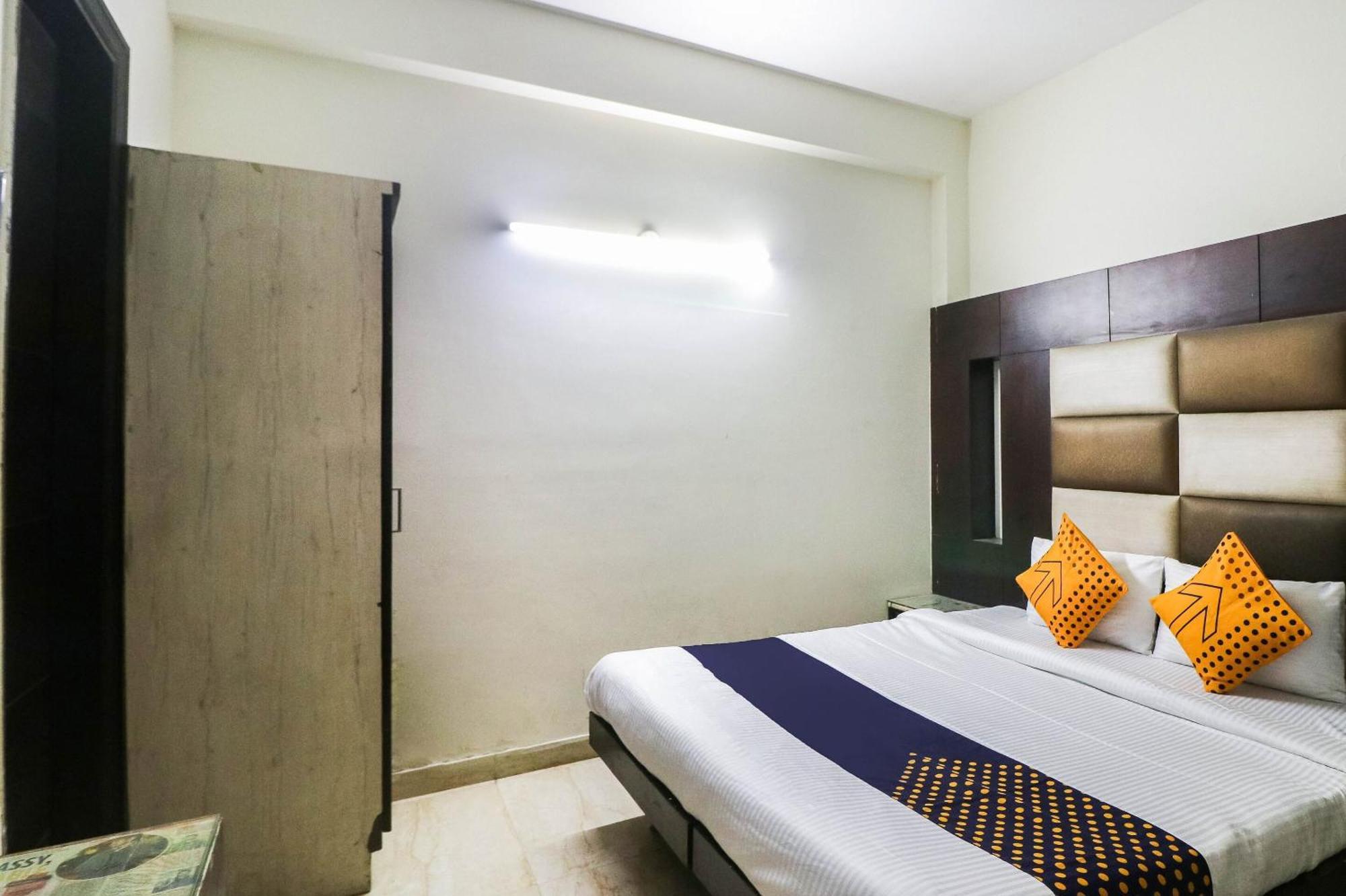 Spot On Hotel Grace Near Star Mall Гургаон Екстериор снимка