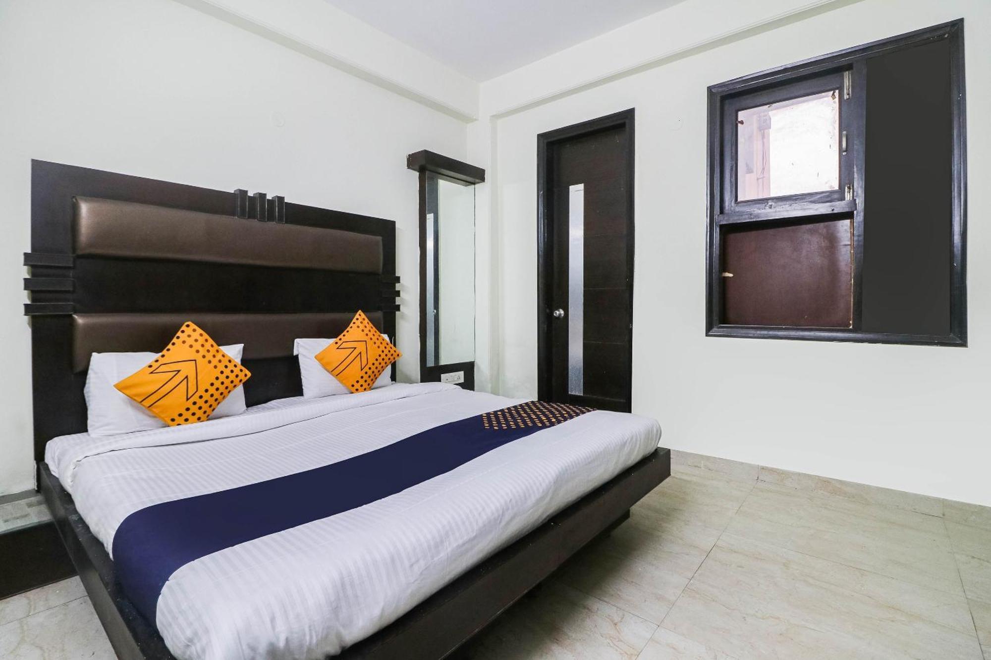 Spot On Hotel Grace Near Star Mall Гургаон Екстериор снимка