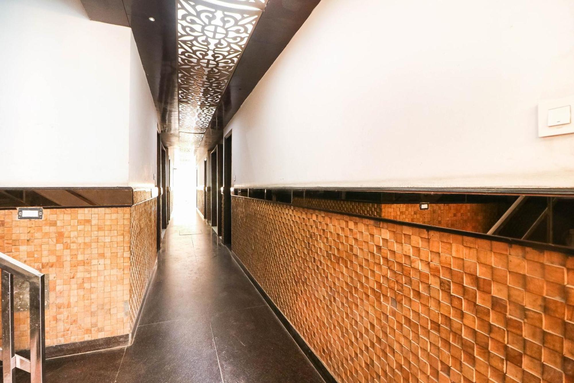 Spot On Hotel Grace Near Star Mall Гургаон Екстериор снимка